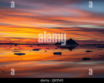 Tramonto su ghiaccio tabulare e glaciale vicino a Snow Hill Island, Weddell Sea, Antartide, Polar regioni Foto Stock