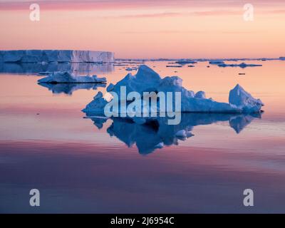 Tramonto su ghiaccio tabulare e glaciale vicino a Snow Hill Island, Weddell Sea, Antartide, Polar regioni Foto Stock