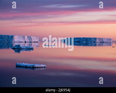 Tramonto su ghiaccio tabulare e glaciale vicino a Snow Hill Island, Weddell Sea, Antartide, Polar regioni Foto Stock