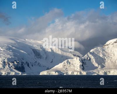 Montagne innevate sull'isola di Danco, di fronte alla penisola antartica, Antartide, Polar regioni Foto Stock