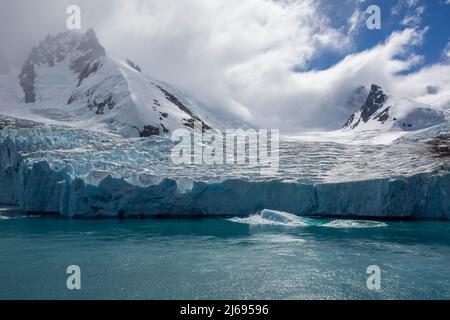 Una vista sulle montagne innevate e uno sparatutto dal ghiacciaio di Drygalski Fjord, Georgia del Sud, Atlantico del Sud, Polar regioni Foto Stock