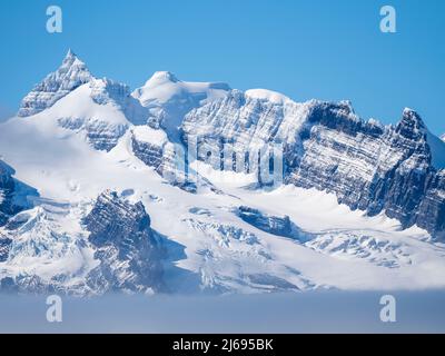 La nebbia oscura le aspre montagne e i ghiacciai del lato sud della costa della Georgia del Sud, della Georgia del Sud, dell'Atlantico del Sud e delle regioni polari Foto Stock