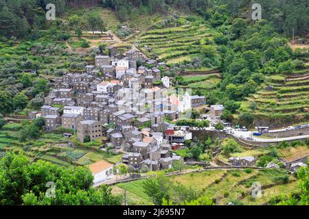 Vista su Piodao, scisto borgo medievale di montagna, Serra da Estrela, Beira alta, Portogallo, Europa Foto Stock