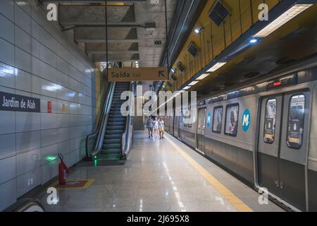 All'interno della stazione metro Jardim de Alah, treno della metropolitana sulla piattaforma, Rio de Janeiro, Brasile Foto Stock