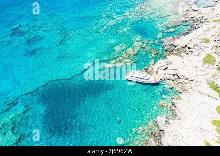 Vista aerea dello yacht ormeggiato nel mare cristallino, isola di Creta, Isole greche, Grecia Foto Stock
