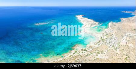 Vista aerea dell'esotica spiaggia di Elafonisi, situata lungo un'isola laguna, isola di Creta, isole greche, Grecia Foto Stock