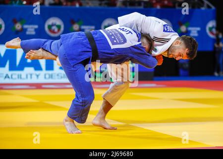 Sofia, Bulgaria. 29th Apr 2022. SOFIA, BULGARIA - APRILE 29: Tornike Tsjakadoea dei Paesi Bassi nella partita contro Daniel Leutgeb d'Austria nel -57kg al Campionato europeo di Judo Seniors Sofia 2022 il 29 Aprile 2022 a Sofia, Bulgaria (Foto di Nikola Krstic/Orange Pictures) Credit: Orange Pics BV/Alamy Live News Foto Stock