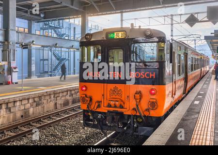 kyushu, giappone - dicembre 10 2021: Huis Ten Bosch treno sulla pista della stazione di Isahaya in direzione del parco a tema olandese della stazione di Sasebo a Nagasaki operato Foto Stock