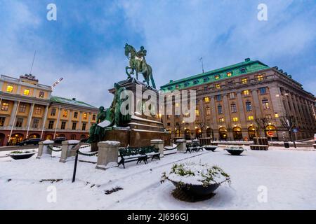 Gustav II Adolfs statua equestre di fronte al Royal Svedese Opera House, Stoccolma, Svezia, Scandinavia Foto Stock