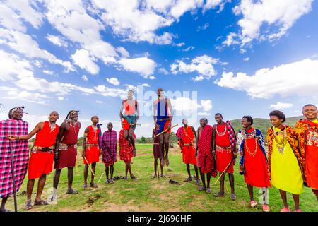 La gente del posto Maasai balla, Maasai Mara, Kenya, Africa orientale, Africa Foto Stock