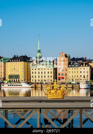 Corona dorata su Skeppsholmsbron, Stoccolma, Stockholm County, Svezia, Scandinavia Foto Stock