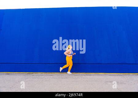 Bella e allegra più dimensione giovane donna all'aperto - Pretty sovrappeso curvy femmina, concetti sulla femminilità, il potere delle donne, emancipazione femminile Foto Stock