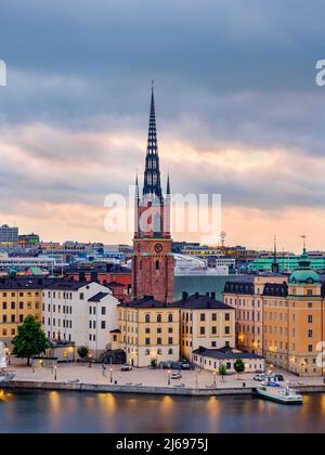 Isola di Riddarholmen e Gamla Stan all'alba, vista rialzata, Stoccolma, Contea di Stoccolma, Svezia, Scandinavia Foto Stock