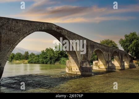 Vista di un giorno dello storico ponte di pietra di Arta sopra il fiume Arachthos, Arta, regione Epiro, Grecia, Europa Foto Stock