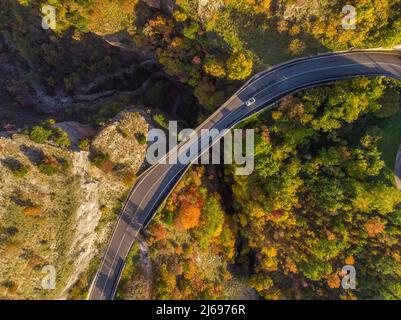 Veduta aerea del Passo di Scheggia e Ponte a botte in autunno, Scheggia, Appennini, Umbria, Italia Foto Stock