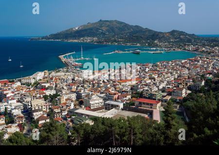 Panorama della città di Zante con tegole arancioni edifici bassi intorno al porto, Zante, Isole IONIE, Isole Greche, Grecia, Europa Foto Stock