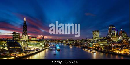 Vista panoramica sul Tamigi, lo Shard, la città di Londra e il London Bridge al tramonto, Londra, Inghilterra, Regno Unito, Europa Foto Stock