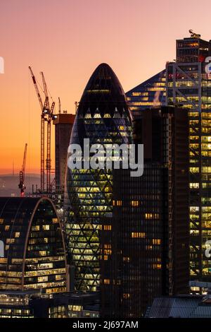 Vista aerea dello skyline di Londra al tramonto, inclusi i grattacieli della City of London, Londra, Inghilterra, Regno Unito, Europa Foto Stock