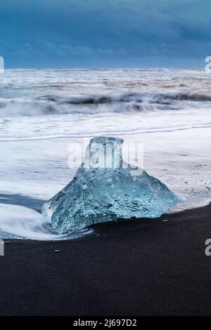 Iceberg dal ghiacciaio fondente sulla spiaggia di sabbia nera vicino alla laguna del ghiacciaio Jokulsarlon, Parco Nazionale Vatnajokull, Islanda, Polar regioni Foto Stock