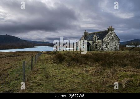 Abbandonata casa croft che domina Loch Siophort e le colline di Harris, Arivruaich, Isola di Lewis, Ebridi esterne, Scozia, Regno Unito, Europa Foto Stock