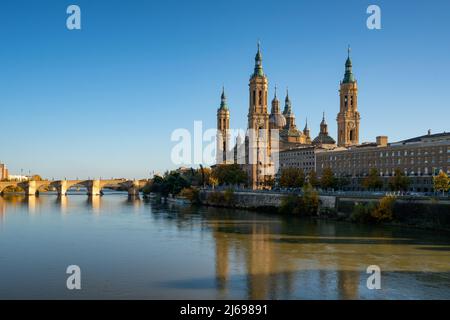 Basilica del Pilar Cattedrale con ponte in pietra che attraversa il fiume Ebro, Saragozza, Aragona, Spagna, Europa Foto Stock