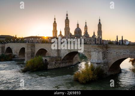 Basilica del Pilar Cattedrale con ponte in pietra che attraversa il fiume Ebro, Saragozza, Aragona, Spagna, Europa Foto Stock