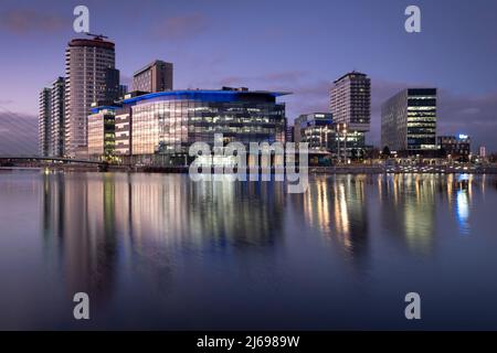 MediaCityUK di notte, Salford Quays, Salford, Manchester, Inghilterra, Regno Unito, Europa Foto Stock