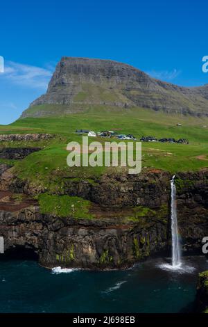 Cascata di Mulafossur, Gasaldur, Isola di Vagar, Isole Faroe, Danimarca Foto Stock