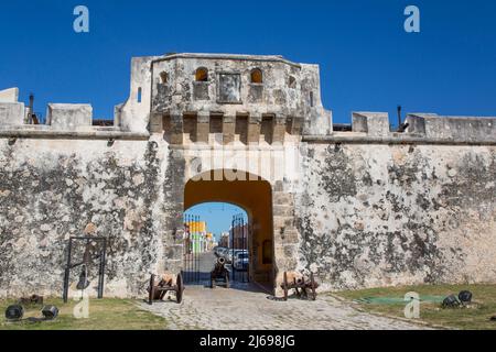 Puerto del Tierra, il muro coloniale fortificato, la città vecchia, patrimonio dell'umanità dell'UNESCO, San Francisco de Campeche, stato di Campeche, Messico Foto Stock