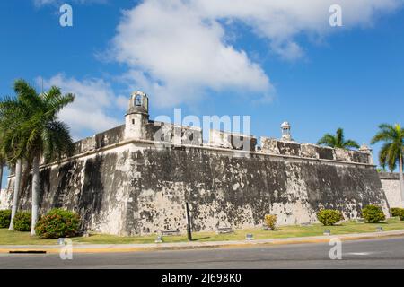 Fortificato muro coloniale, Città Vecchia, Patrimonio dell'Umanità dell'UNESCO, San Francisco de Campeche, Stato di Campeche, Messico Foto Stock