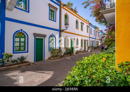 Vista di case colorate nella strada posteriore della città vecchia, Puerto de Mogan, Gran Canaria, Isole Canarie, Spagna, Atlantico, Europa Foto Stock