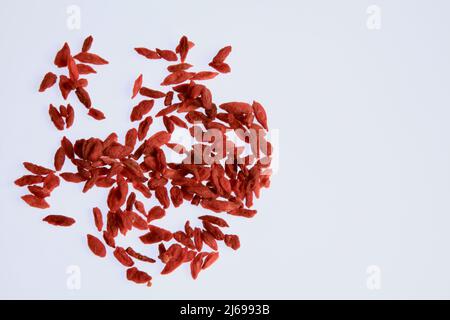 Bacche di goji su sfondo bianco Maggio 2022 Foto Stock