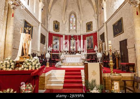 Trigueros, Huelva, Spagna - 17 aprile 2022: Altare maggiore della chiesa parrocchiale di San Antonio Abad nella città di Trigueros, provincia di Huelva, Andalusia, Spagna Foto Stock