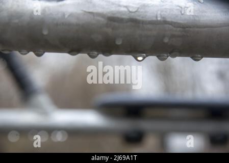 Parte di un simulatore di sport di strada in pioggia. Sfondo astratto. Foto Stock