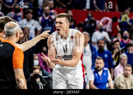 Kaleb Tarczewski di AX Armani Exchange Milano reagisce durante il 2021/2022 Turkish Airlines Eurolega Playoff Game 4 tra Anadolu Efes e Milano al Sinan Erdem Dome. Punteggio finale; Anadolu Efes 75:70 Milano. (Foto di Nicholas Muller / SOPA Images/Sipa USA) Foto Stock