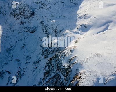 Incredibile paesaggio aereo invernale del Monte Rila vicino alla cima di Malyovitsa, Bulgaria Foto Stock