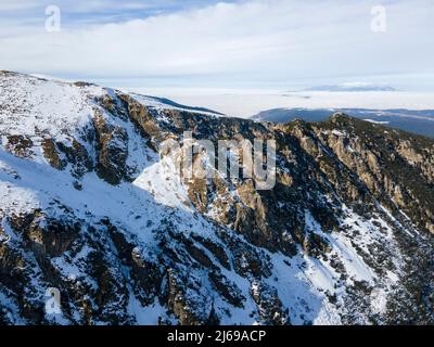 Incredibile paesaggio aereo invernale del Monte Rila vicino alla cima di Malyovitsa, Bulgaria Foto Stock