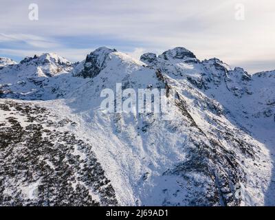 Incredibile paesaggio aereo invernale del Monte Rila vicino alla cima di Malyovitsa, Bulgaria Foto Stock