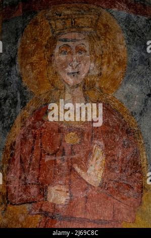 Donna con capelli dorati, alone e corona, creduta rappresentare Theodelinda (c.. 570 - 628 d.C.), Regina dei Longobardi, che governava un regno del nord Italia dall'Appennino alle Alpi per circa 35 anni. Affresco medievale dipinto su una delle colonne cilindriche che sorreggono la navata centrale della Chiesa di San Giorgio a Varenna sul Lago di Como, in Lombardia. La chiesa fu iniziata nel 1250 e consacrata nel 1313. Foto Stock