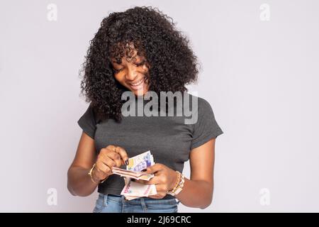 bella signora africana contare un po 'di soldi Foto Stock