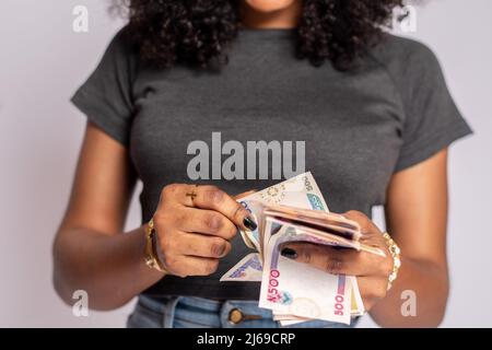 donna africana contando un po 'di soldi Foto Stock