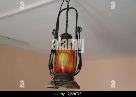 Lanterna elettrica di tipo antico appesa al soffitto, lanterne antiche e polverose modificate in tipo elettrico Foto Stock