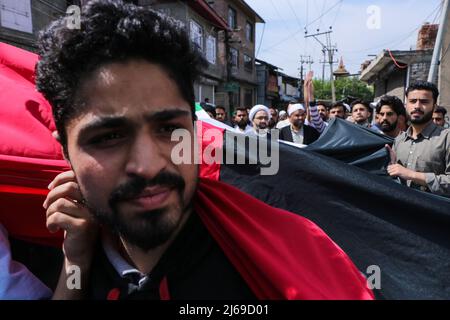 Kashmir, India. 29th Apr 2022. 29 aprile 2022, Srinagar, Jammu e Kashmir, India: I musulmani del Kashmiri detengono la bandiera palestinese durante un rally che segna il giorno di al-Quds (Gerusalemme) a Srinagar, Jammu e Kashmir. – Un’iniziativa avviata dal leader rivoluzionario iraniano Ayatollah Ruhollah Khomeini, la Giornata della Quds si svolge ogni anno l’ultimo venerdì del mese di digiuno musulmano del Ramadan. (Credit Image: © Adel Abbas/ZUMA Press Wire) Credit: ZUMA Press, Inc./Alamy Live News Foto Stock