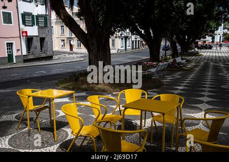 Faial, Portogallo - 07 agosto 2021 : sedie gialle vuote a Horta Foto Stock