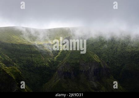 Faial, Portogallo - 07 Agosto 2021 : nebbia ai margini della caldera di Faial Foto Stock