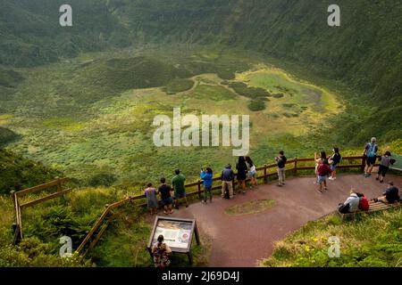 Faial, Portogallo - 07 agosto 2021 : persone che guardano la caldera di Faial Foto Stock