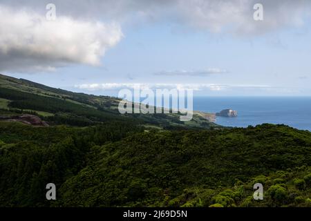 Faial, Portogallo - 07 Agosto 2021 : Morro de Castelo Branco visto da Cabeo do Fogo Foto Stock