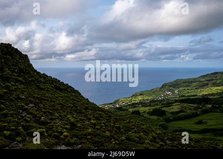 Faial, Portogallo - 07 Agosto 2021 : Costa Faial vista da Cabeo do Fogo Foto Stock