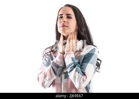 Donne con problemi di ghiandola tiroidea con le mani che tengono la gola. Isolato su bianco. Foto Stock
