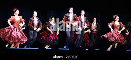 Andalusia, Ballett, Folklore, Dubai Expo, Erotik, Spanische Tänzer und Tänzerin beim Flamenco voller Anmut und Leidenschaft Foto Stock